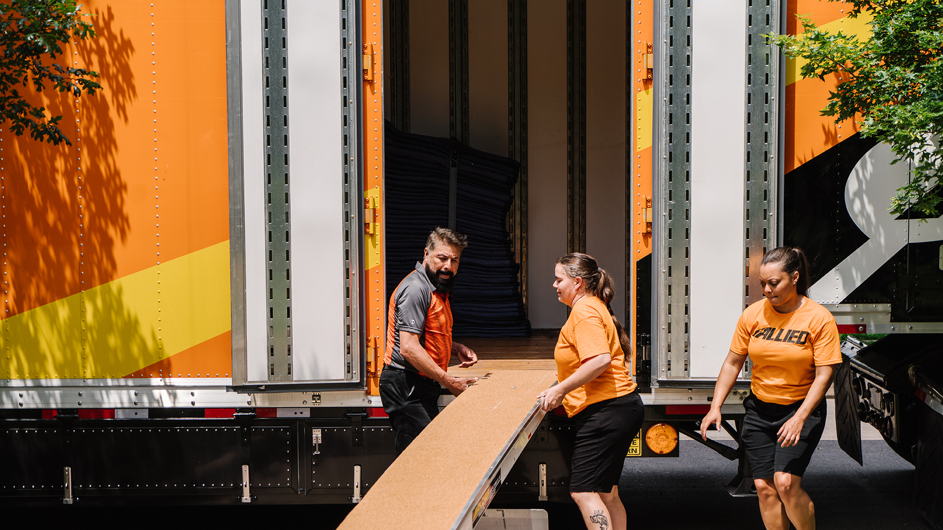 10 Reasons Why You Need to Use a Professional Mover